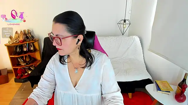 Snapshot of D_Martii chatting on October 28, 2025, 1:43 pm D Martii online show from October 28, 2025, 1:43 pm