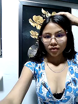 Snapshot of SofieLove_01 chatting on October 5, 2025, 7:43 am SofieLove 01 online show from October 5, 2025, 7:43 am