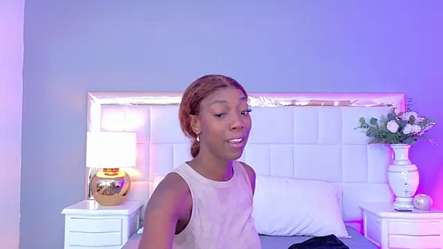 MadeleineHocker online show from November 12, 2025, 1:37 pm