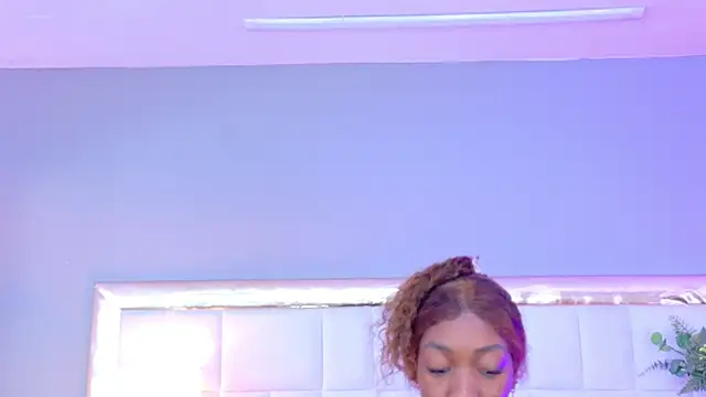 MadeleineHocker online show from November 21, 2025, 12:04 pm