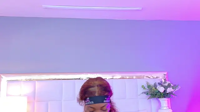 MadeleineHocker online show from November 24, 2025, 1:44 pm