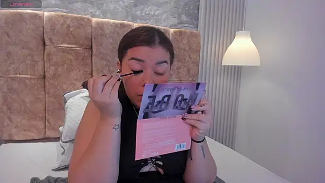 Snapshot of leilapons chatting on November 11, 2025, 10:04 pm leilapons online show from November 11, 2025, 10:04 pm