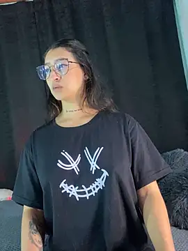 EVAH LEE  online show from November 8, 2025, 12:03 am