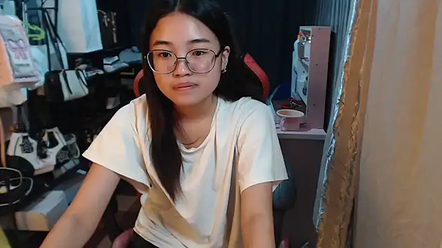 Snapshot of urhoneybunny25 chatting on October 13, 2025, 8:38 am urhoneybunny25 online show from October 13, 2025, 8:38 am