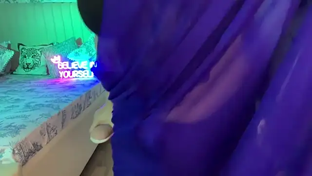 Hot vibes143 online show from June 17, 2026, 6:29 pm