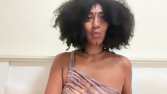 Vaylisse online show from October 31, 2025, 6:59 pm