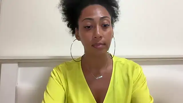 Vaylisse online show from October 6, 2025, 3:35 pm