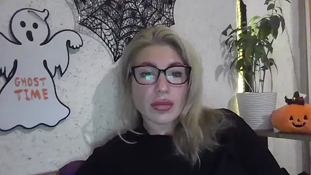 Snapshot of fox_red_lady7 chatting on October 28, 2025, 7:35 pm fox red lady7 online show from October 28, 2025, 7:35 pm