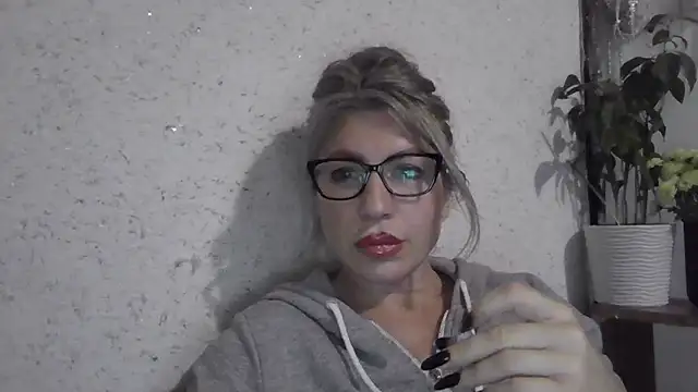 Snapshot of fox_red_lady7 chatting on December 3, 2025, 12:04 pm fox red lady7 online show from December 3, 2025, 12:04 pm