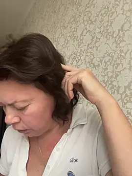 Snapshot of Kiravix chatting on November 4, 2025, 9:35 am Kiravix online show from November 4, 2025, 9:35 am