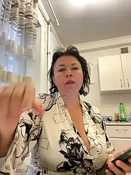 Snapshot of Kiravix chatting on November 13, 2025, 5:22 am Kiravix online show from November 13, 2025, 5:22 am