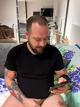 Snapshot of DavidMaros chatting on December 3, 2025, 6:47 am DavidMaros online show from December 3, 2025, 6:47 am