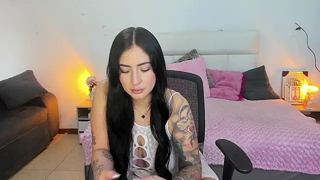 hannahdvil1 online show from March 11, 2026, 12:32 pm