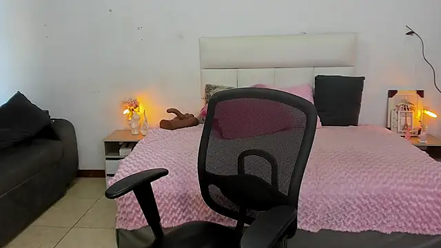 hannahdvil1 online show from April 27, 2026, 12:25 pm