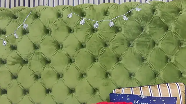 LunaHart online show from December 18, 2025, 4:22 pm