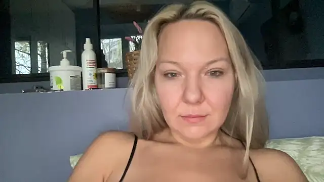 Snapshot of Leonora75 chatting on October 19, 2025, 11:02 am Leonora75 online show from October 19, 2025, 11:02 am