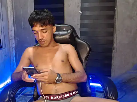 Snapshot of RowyCam chatting on December 21, 2025, 4:08 pm RowyCam online show from December 21, 2025, 4:08 pm