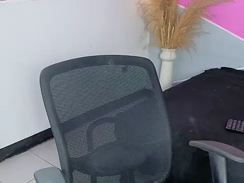 Snapshot of invincible200 chatting on November 17, 2025, 2:21 pm invincible200 online show from November 17, 2025, 2:21 pm