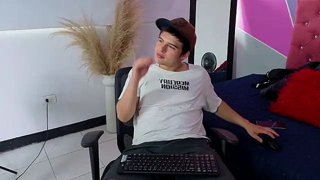 Snapshot of invincible200 chatting on September 29, 2025, 3:17 pm invincible200 online show from September 29, 2025, 3:17 pm