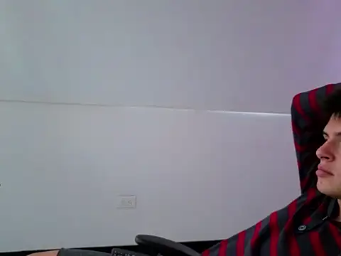 Snapshot of invincible200 chatting on October 15, 2025, 2:14 pm invincible200 online show from October 15, 2025, 2:14 pm