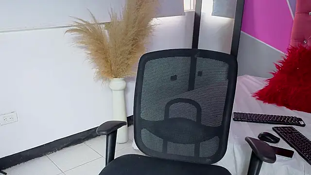 Snapshot of invincible200 chatting on September 24, 2025, 2:01 pm invincible200 online show from September 24, 2025, 2:01 pm