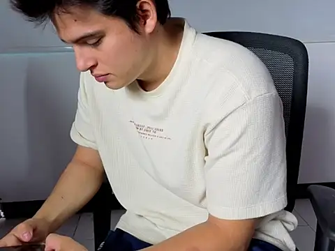 Snapshot of invincible200 chatting on October 13, 2025, 1:34 pm invincible200 online show from October 13, 2025, 1:34 pm