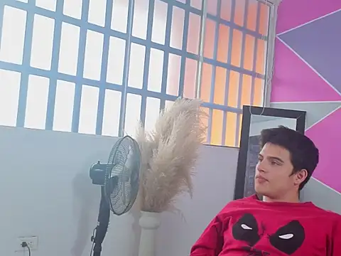 Snapshot of invincible200 chatting on September 19, 2025, 1:37 pm invincible200 online show from September 19, 2025, 1:37 pm