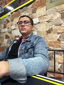 Snapshot of Kurtxxx22 chatting on October 8, 2025, 9:59 pm Kurtxxx22 online show from October 8, 2025, 9:59 pm