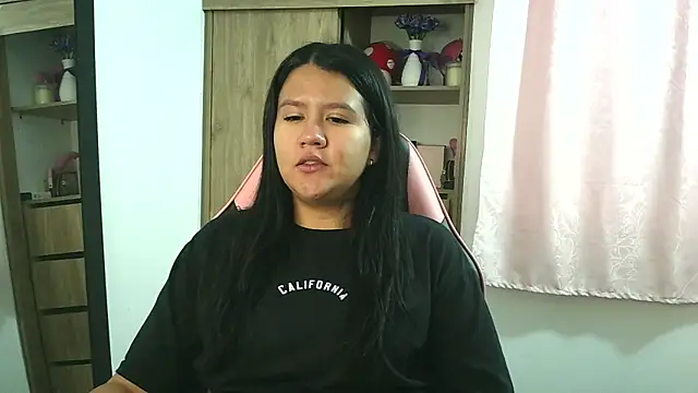 Oliviawatson1 online show from November 20, 2025, 1:01 pm