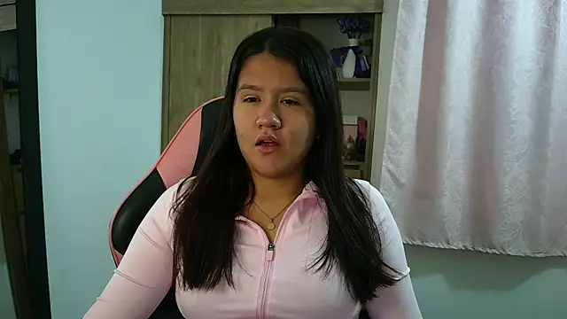 Snapshot of Oliviawatson1 chatting on May 12, 2026, 12:00 pm Oliviawatson1 online show from May 12, 2026, 12:00 pm