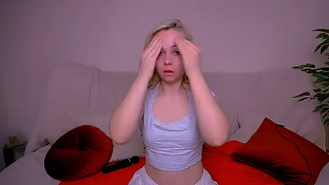 Charlotte Colinss online show from December 3, 2025, 3:07 am