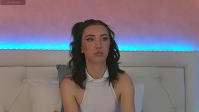 EnyaHazell online show from November 18, 2025, 7:28 pm