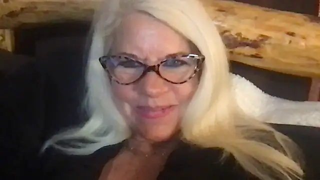 Snapshot of SubMissOlivia chatting on October 31, 2025, 4:36 pm SubMissOlivia online show from October 31, 2025, 4:36 pm