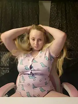 Snapshot of EmilyAngelUK chatting on November 13, 2025, 1:20 am EmilyAngelUK online show from November 13, 2025, 1:20 am