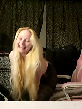 Snapshot of EmilyAngelUK chatting on November 5, 2025, 12:36 am EmilyAngelUK online show from November 5, 2025, 12:36 am