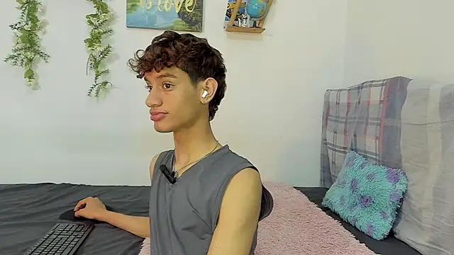 Snapshot of Peterfrost19 chatting on October 7, 2025, 6:14 am Peterfrost19 online show from October 7, 2025, 6:14 am