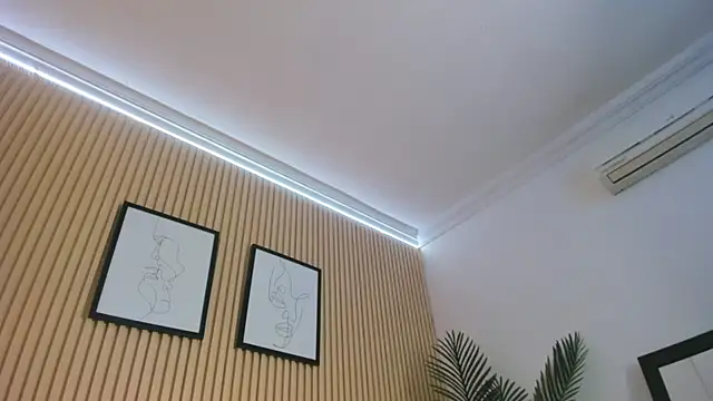 Brunette  boy online show from October 23, 2025, 3:49 am