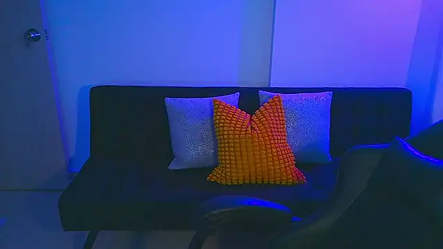 Yulienneg online show from February 22, 2026, 9:38 pm