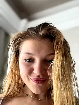 Snapshot of Emaline_Fane chatting on October 18, 2025, 9:33 am Emaline Fane online show from October 18, 2025, 9:33 am