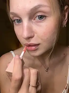 Snapshot of Emaline_Fane chatting on September 17, 2025, 5:04 pm Emaline Fane online show from September 17, 2025, 5:04 pm