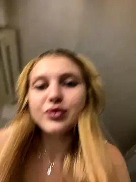 Snapshot of Emaline_Fane chatting on November 5, 2025, 6:55 pm Emaline Fane online show from November 5, 2025, 6:55 pm