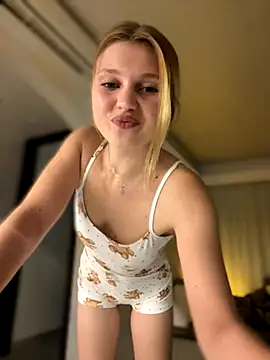 Snapshot of Emaline_Fane chatting on November 14, 2025, 6:44 pm Emaline Fane online show from November 14, 2025, 6:44 pm