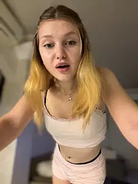 Snapshot of Emaline_Fane chatting on December 3, 2025, 6:18 pm Emaline Fane online show from December 3, 2025, 6:18 pm