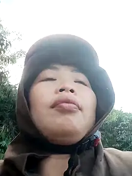 Snapshot of PhamPhung chatting on November 15, 2025, 6:17 am PhamPhung online show from November 15, 2025, 6:17 am