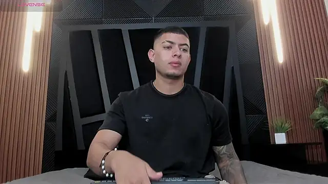 Snapshot of marco_garciia_ chatting on November 16, 2025, 2:22 pm marco garciia online show from November 16, 2025, 2:22 pm