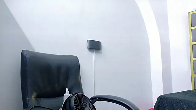 Snapshot of yorbymaxx chatting on December 2, 2025, 2:08 pm yorbymaxx online show from December 2, 2025, 2:08 pm