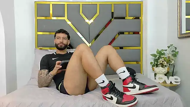 Snapshot of yorbymaxx chatting on October 8, 2025, 2:07 pm yorbymaxx online show from October 8, 2025, 2:07 pm