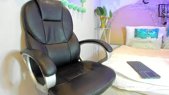 Snapshot of alanna_blaze chatting on October 28, 2025, 12:48 pm alanna blaze online show from October 28, 2025, 12:48 pm