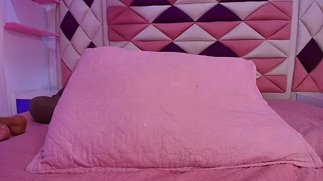 valecastro  online show from November 14, 2025, 7:17 pm