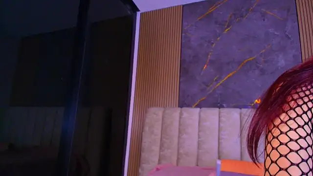 valecastro  online show from December 5, 2025, 7:34 pm